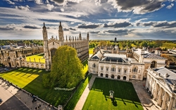 Hohe Winkelsicht der Stadt von Cambridge, Großbritannien am schönen sonnigen Tag