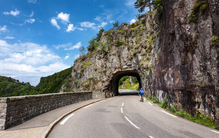 Col de la Schlucht: Radfahrer vor Straßentunnel in Felsenbergen